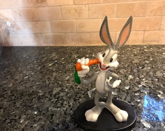 Bugs Bunny Warner Brothers Guild comes with Pin Porcelain Figurine