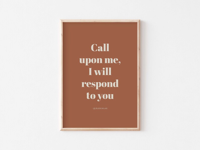 K&ouml;nnte beinhalten: Ein brauner gerahmter Druck mit dem Text "Call upon me, I will respond to you" in wei&szlig;en Buchstaben. Der Text ist zentriert auf dem Druck und in Fettdruck. Der Druck befindet sich an einer wei&szlig;en Wand.