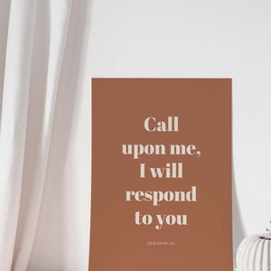 K&ouml;nnte beinhalten: Ein braunes Poster mit wei&szlig;em Text, der "Rufe mich an, ich werde dir antworten" und "Koran 40:60" lautet.