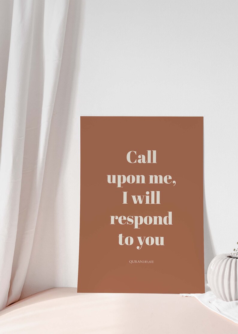 K&ouml;nnte beinhalten: Ein braunes Poster mit wei&szlig;em Text, der "Rufe mich an, ich werde dir antworten" und "Koran 40:60" lautet.
