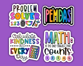 Può includere: Quattro adesivi colorati con testo e illustrazioni a tema matematico. Il primo adesivo dice "Problem Solver" con i numeri 123, una calcolatrice, un goniometro, un righello e un segno più. Il secondo adesivo dice "PEMDAS" in colori arcobaleno. Il terzo adesivo dice "Calculate Kindness into Every Day" con una calcolatrice. Il quarto adesivo dice "La matematica è l'unica materia che conta" con i numeri 12345.