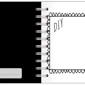 Puede incluir: Un &aacute;lbum de recortes en espiral en blanco y negro. La p&aacute;gina izquierda es negra con un c&iacute;rculo blanco y el texto "Place for a Photo" y un espacio para un nombre. La p&aacute;gina derecha tiene un marco de bricolaje y el texto "hand-drawn DELUX-SELFIE! made with Love."