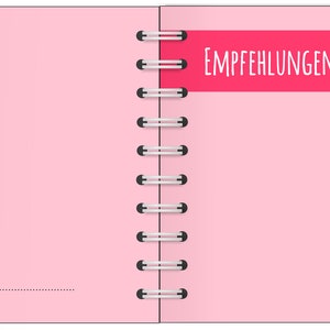 Puede incluir: Un &aacute;lbum de fotos rosa con espiral con el texto "Empfehlungen f&uuml;r den 1. Hochzeitstag..." en rojo. La p&aacute;gina izquierda tiene un c&iacute;rculo blanco con un icono de c&aacute;mara y las palabras "Platz f&uuml;r ein Foto". La p&aacute;gina derecha tiene dos anillos entrelazados.