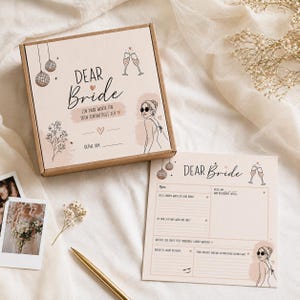 Może przedstawiać: Jasnoróżowy zestaw pudełka i kartki z napisem "DEAR Bride" oraz ilustracjami kieliszków do szampana i kobiety w okularach przeciwsłonecznych. Pudełko zawiera tekst "EIN PAAR WORTE FUR DEIN ZUKUNFTIGES ICH" i "ÖFFNE AM".