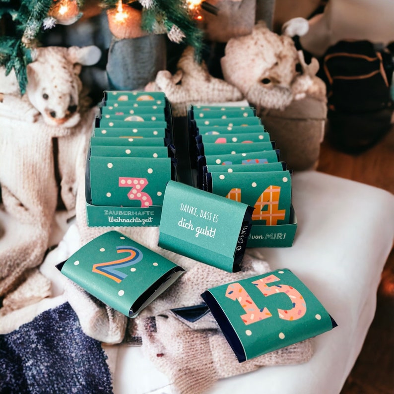 May include: A green advent calendar with numbers 2, 3, 4, 15, and 16. The calendar has a white polka dot pattern and the text "ZAUBERHAFTE Weihnachtszeit" and "DANKE, DASS ES dich gubt!"  "von MIR!"