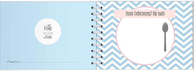 Puede incluir: Cuaderno abierto con espiral y p&aacute;ginas azul claro. La p&aacute;gina izquierda tiene un c&iacute;rculo blanco con un icono de c&aacute;mara y el texto "PLACE FOR A FOTO". La p&aacute;gina derecha tiene un c&iacute;rculo rosa con un icono de cuchara y el texto "Unser Lieblingsrezept f&uuml;r euch:" en una pancarta rosa.