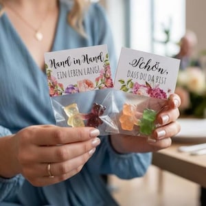 Cadeaux de mariage en forme d'oursons en gélatine | Décoration de bar à bonbons et de table | Fleurs aquarelles avec les inscriptions « Main dans la main pour la vie » ou « Tellement heureux de votre présence ».