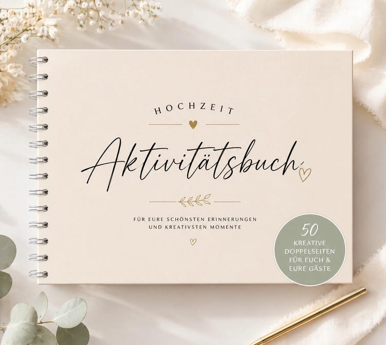 Puede incluir: Un libro de actividades con espiral de color crema con la palabra "HOCHZEIT" en la parte superior y "Aktivit&auml;tsbuch" en escritura cursiva. Acentos dorados de coraz&oacute;n y hojas adornan la portada. El libro contiene 50 p&aacute;ginas creativas de doble cara.