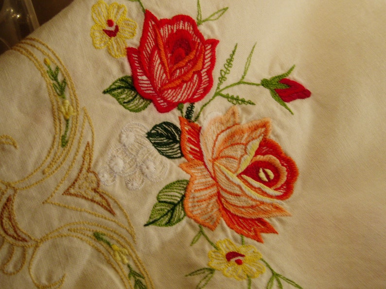 Round tablecloth and 8 napkins embroidered
