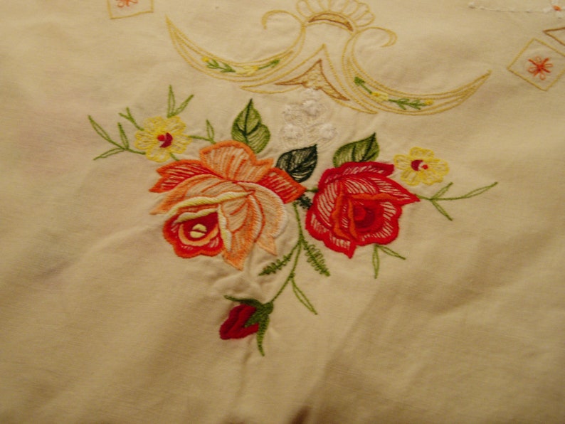 Round tablecloth and 8 napkins embroidered