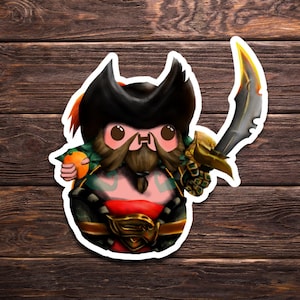 Pode incluir: Um pirata de desenho animado com um chapéu preto, barba castanha e rosto rosa segurando uma laranja. O pirata está usando um cinto dourado e vermelho e um colete verde e preto. O pirata está segurando uma espada dourada e preta na mão direita.