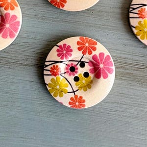 30mm - Fresh Cut Flowers 5 Piece Wooden Buttons 4 eye
