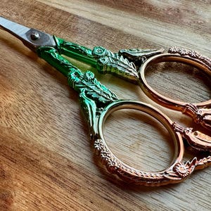 Tijeras ornamentadas Green Parrot de 4,5 pulgadas, de acero inoxidable.