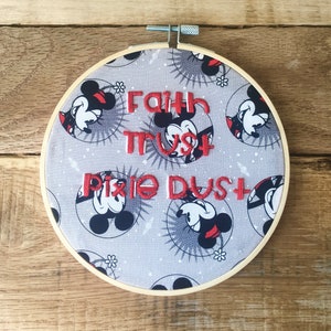 Disney-inspirerad broderiring "Faith Trust Pixie Dust" | 15 cm båge