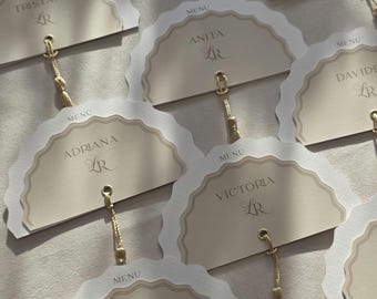 Luxe neutraal trouwmenu met naamplaatje en kwastje | Gepersonaliseerd waaiermenu met schulprand | Elegante plaatskaart met gastnaam