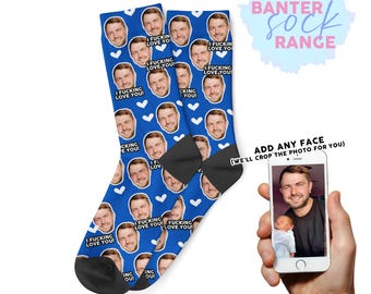 Könnte beinhalten: Blaue Socken mit einem sich wiederholenden Muster aus Gesichtern eines Mannes und dem Text "I Fucking Love You!" mit weißen Herzen. Die Socken gehören zur "Banter Sock Range" und können mit einem Foto personalisiert werden.