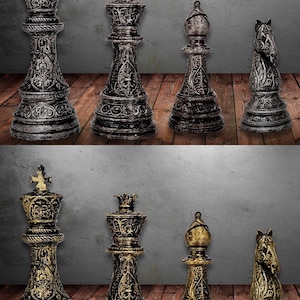 Può includere: Pezzi di scacchi decorativi in due set, uno in argento e nero, l'altro in oro e nero. I pezzi includono il re, la regina, l'alfiere e il cavallo, tutti con dettagli ornati. I pezzi degli scacchi sono esposti su una superficie di legno.