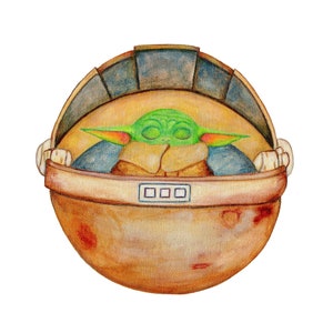 Puede incluir: Una pintura de acuarela de un personaje alienígena verde con orejas grandes, ojos cerrados y una pequeña boca, que lleva un atuendo marrón y azul, sentado dentro de una cápsula redonda y marrón con una parte superior gris oscuro y un panel rectangular con tres cuadrados blancos.