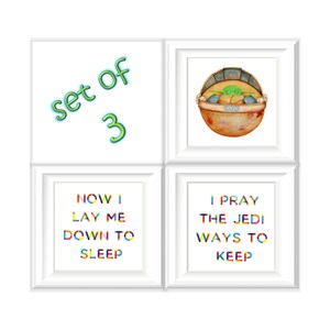 Puede incluir: Conjunto de tres impresiones enmarcadas blancas con texto colorido. La primera impresión dice "set of 3". La segunda impresión presenta una imagen de dibujos animados de un extraterrestre verde en una cápsula flotante. La tercera impresión dice "NOW I LAY ME DOWN TO SLEEP". La cuarta impresión dice "I PRAY THE JEDI WAYS TO KEEP".