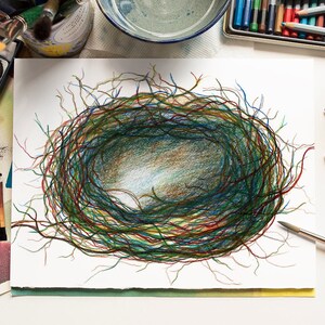 Puede incluir: Un dibujo de un nido de p&aacute;jaro hecho con l&aacute;pices de colores sobre papel blanco. El nido est&aacute; hecho de muchas l&iacute;neas finas e interconectadas en tonos de verde, azul, rojo y marr&oacute;n. El nido est&aacute; rodeado de materiales de arte, incluyendo acuarelas, pinceles y l&aacute;pices de colores.