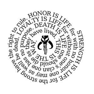 Op de afbeelding: Zwart-wit cirkelvormig ontwerp met het Mandalorian-symbool in het midden. De tekst rond het symbool luidt "Kracht is leven voor de sterken, zonder de clan van een man heeft hij geen eer, hij kan net zo goed sterven. Dit is het leven voor de loyale. De dood is het leven voor degenen die hebben geleefd. De weg."