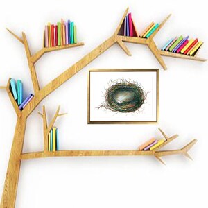 Puede incluir: Una estanter&iacute;a de madera con forma de rama de &aacute;rbol con libros en cada estante. Un dibujo enmarcado de un nido colorido est&aacute; colgado en la pared.