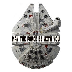 Könnte beinhalten: Ein graues und weißes Millennium Falcon Raumschiff mit dem Text "MAY THE FORCE BE WITH YOU" in der Mitte.