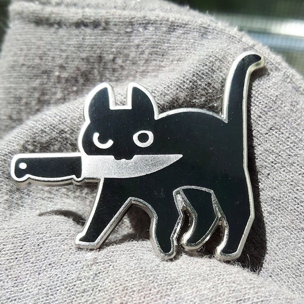 Pin de esmalte de gato con cuchillo de SMUGFACE