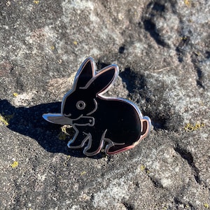 Emaille pin met zwarte messenknot