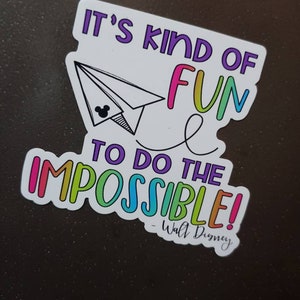 Puede incluir: Una pegatina colorida con un avión de papel y la cita "Es divertido hacer lo imposible! - Walt Disney".