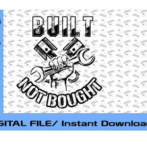 Könnte beinhalten: Schwarzweißes Grafikdesign mit dem Text "BUILT NOT BOUGHT" und einem Schraubenschlüssel und Kolben. Das Design ist für einen digitalen Download in den Formaten SVG, PNG, DXF, JPG und EPS.