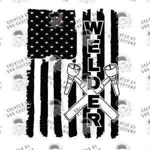 Puede incluir: Un dise&ntilde;o gr&aacute;fico en blanco y negro que presenta una bandera estadounidense con la palabra "WELDER" en el centro. La bandera est&aacute; estilizada con un aspecto desgastado y dos sopletes de soldadura se cruzan detr&aacute;s de la palabra.