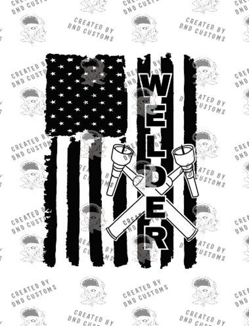 Puede incluir: Un dise&ntilde;o gr&aacute;fico en blanco y negro que presenta una bandera estadounidense con la palabra "WELDER" en el centro. La bandera est&aacute; estilizada con un aspecto desgastado y dos sopletes de soldadura se cruzan detr&aacute;s de la palabra.