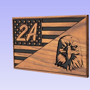 Puede incluir: Un letrero de madera con un diseño de bandera estadounidense y el número "24" en la esquina superior izquierda. La bandera está dividida en diagonal con la cabeza de un águila calva en la esquina inferior derecha.