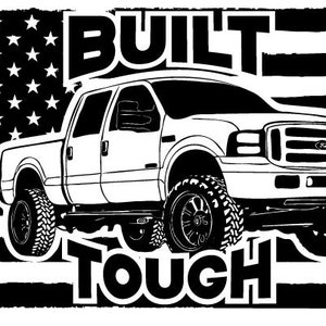 Könnte beinhalten: Schwarzweiß-Illustration eines Pick-up-Trucks mit den Worten "BUILT TOUGH" auf einem verwitterten amerikanischen Flaggenhintergrund.
