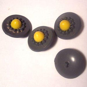 Vintage geel en grijs geverfde plastic driedelige knopen, naaibenodigdheden, kledingbenodigdheden