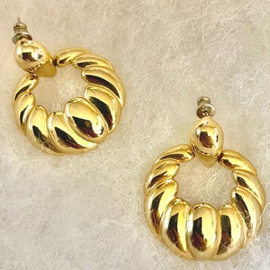 Vintage klassieke deurklopper-oorbellen doorboord, sieraden jaren 1970