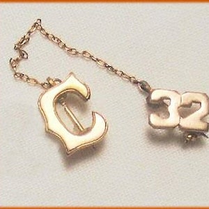 1932 Gold Filled Double School Alumni Anstecknadel mit Kette, High School Pin
