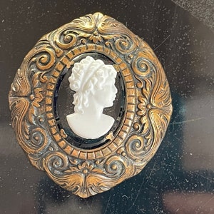 Vintage 1930s Cameo Fur Clip Ornamentado de latón Vidrio negro Blanco Piedra Accesorio de ropa