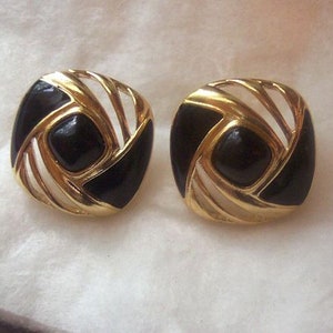 Brincos Trifari vintage assinados, brincos de grife, brincos assinados, brincos vazados em tom dourado preto