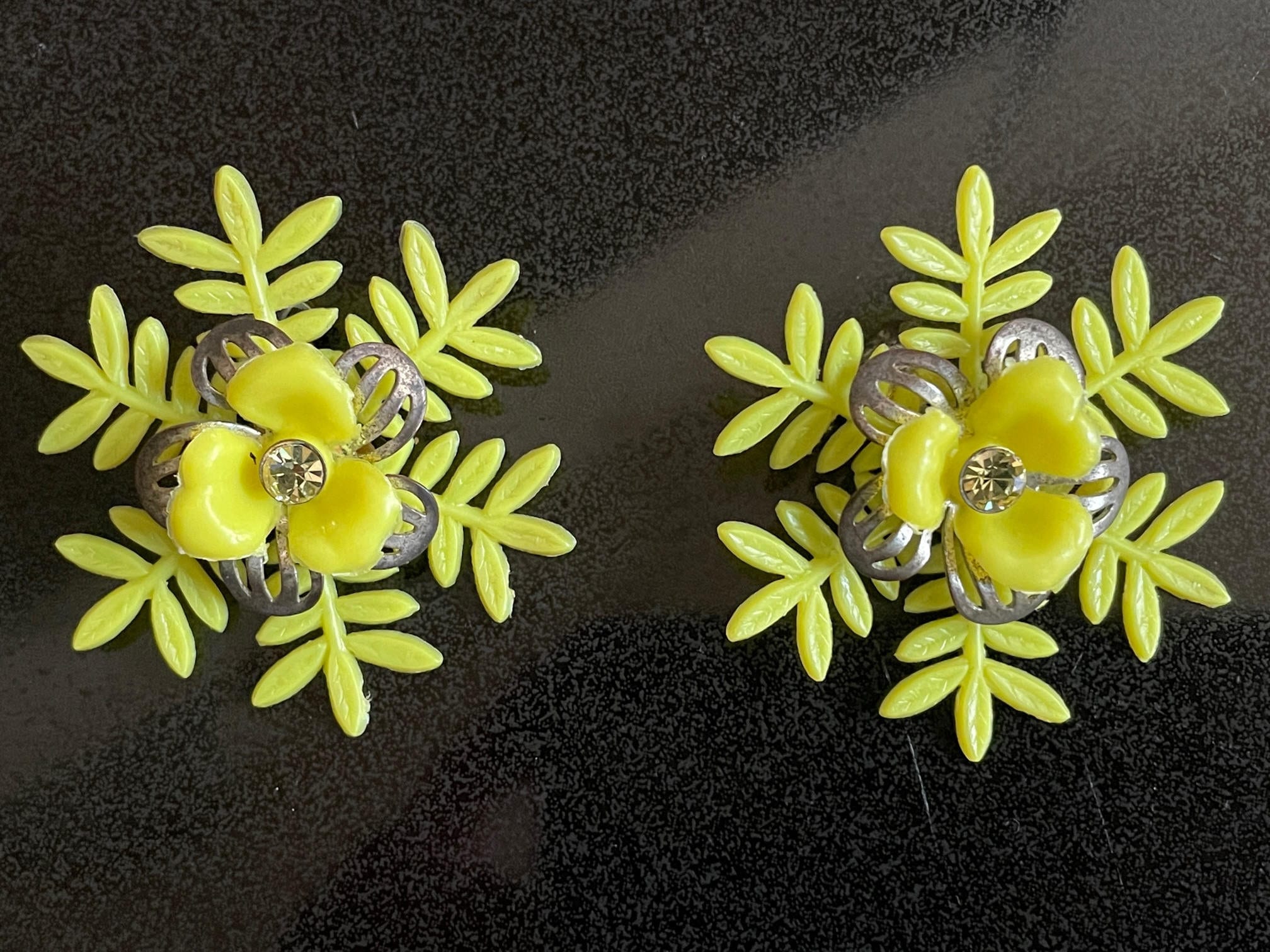 黄色のプラスチック製フラワークリップイヤリング ヴィンテージ - Etsy