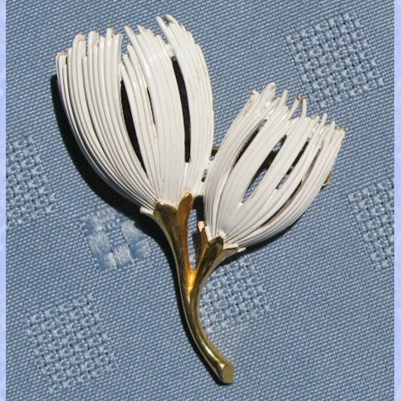 Large Vintage Enameled Flower Pin - image 1