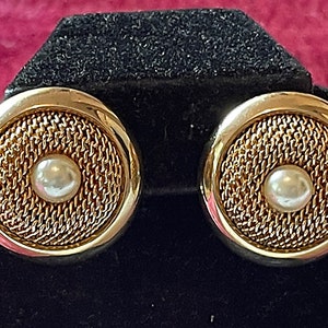 Brincos de malha vintage Kramer New York assinados e pérolas artificiais