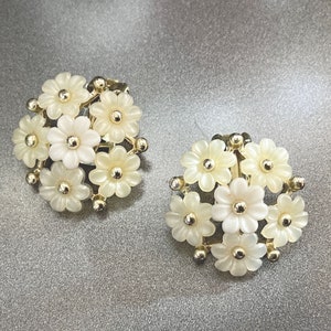 Vintage weiße Lucite Blumen Blumen Blumenstrauß Ohrclips
