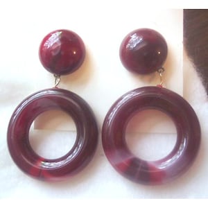 Viintage Plastic Cranberry Swirl Button and Drop Dangle Earrings