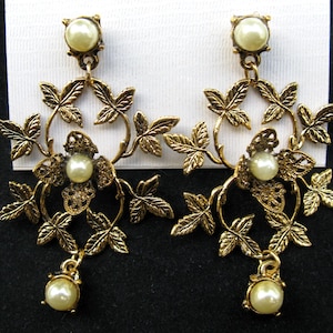 Vintage NOS MIB Tiara Misu Triple Pearl Vine Earrings
