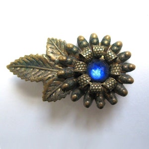 Broche de latão estampado antigo e strass azul