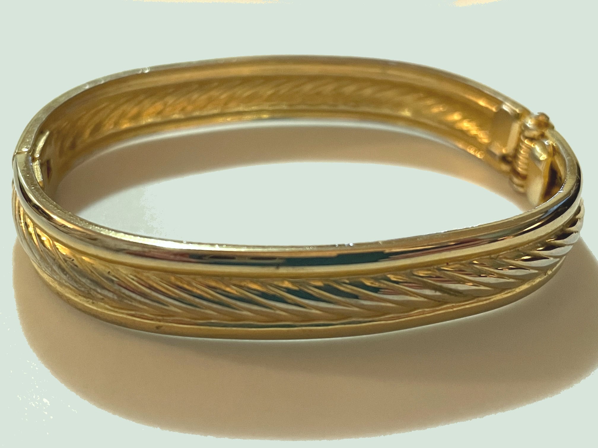 ヴィンテージ ゴールドトーン 斜めリブ ヒンジ バングル ブレスレット