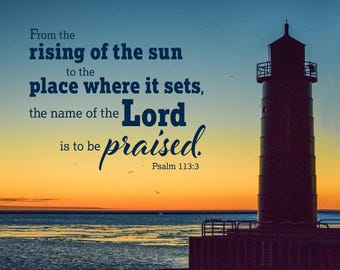 Psaume 113:3. Le nom du Seigneur doit être loué. Phare au lever du soleil à Milwaukee, Wisconsin