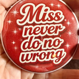 Kies je kleur: 'Miss Never Do No Wrong' is zo'n schattige knop. We hebben zoveel plezier met deze knop! De foto doet geen recht aan!
